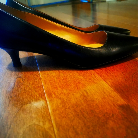 Size 8 Kitten Heels - Picture 1 of 4